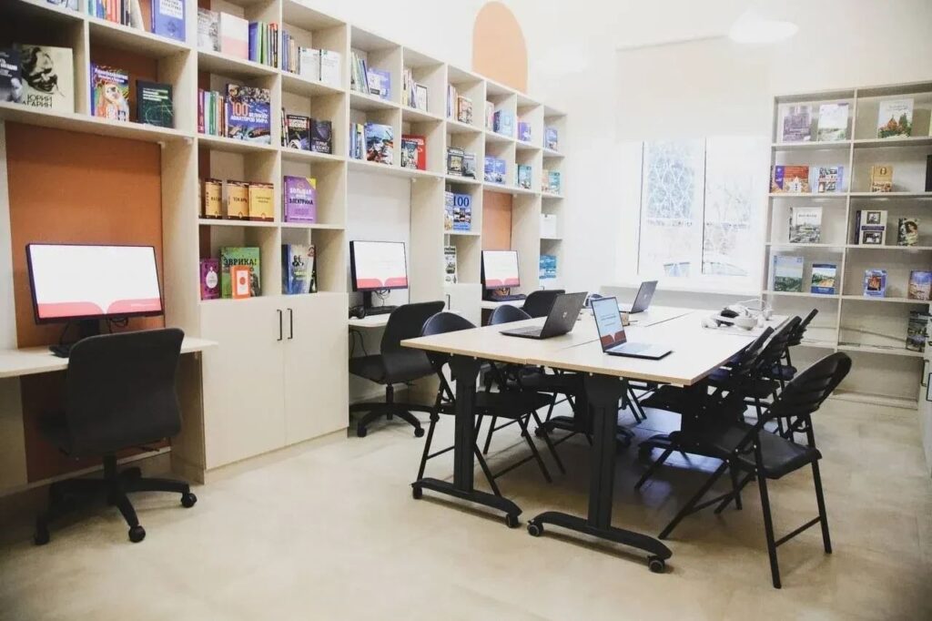 Единороссы поздравили работников культуры Воскресенска в библиотеке Гофф img 20260327 083553 091