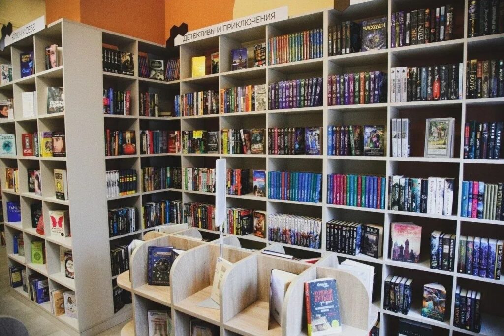 Единороссы поздравили работников культуры Воскресенска в библиотеке Гофф img 20260327 083553 234