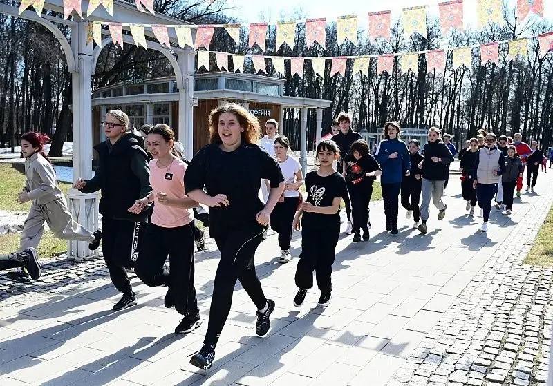Жители Воскресенска выбрали заряд бодрости в парке Кривякино img 20260406 131753 030