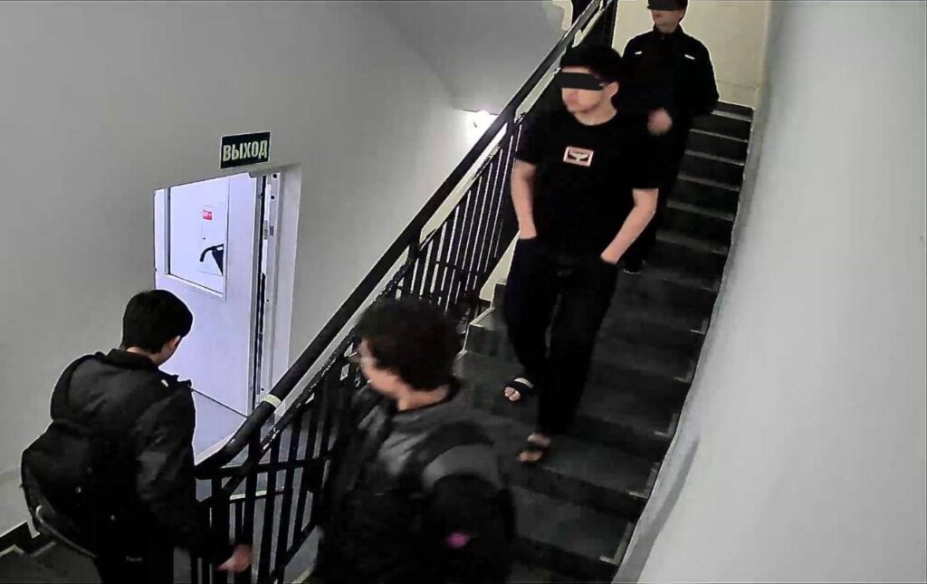 Триллер в Подмосковье: 16-летний главарь ОПГ избивает подростков в Горках Парк img 20260503 112744 565