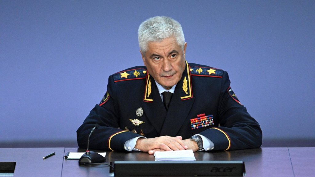 Дворец за 1,5 млрд, Порше у пенсионерки и 249 млн жены: Колокольцев-отец прикрывает миллиарды семьи МВД? scale 1200 2